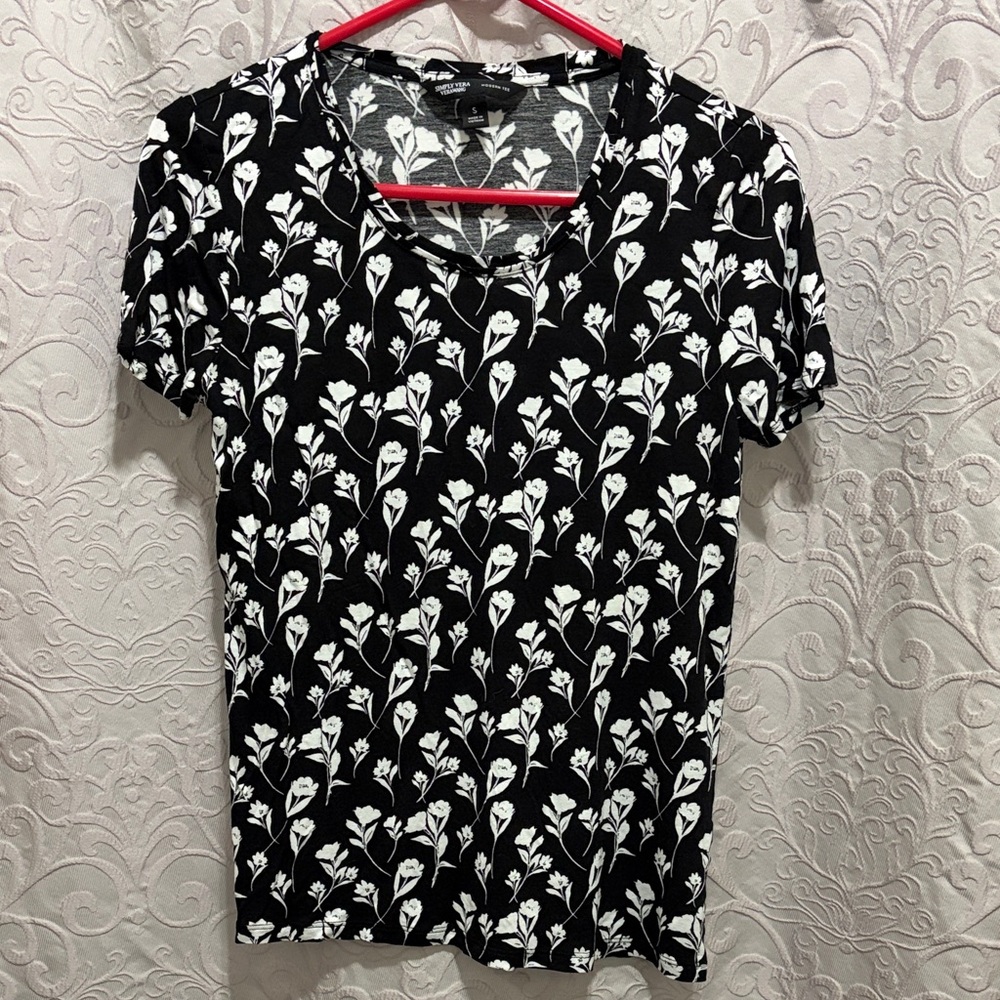 Simply Vera Vera Wang Black and White Floral Tee